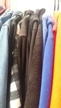 LADIES ASSORTED COLORED HOODED SWEATSHIRTS IN LARGE. BRAND NEW. LARGE