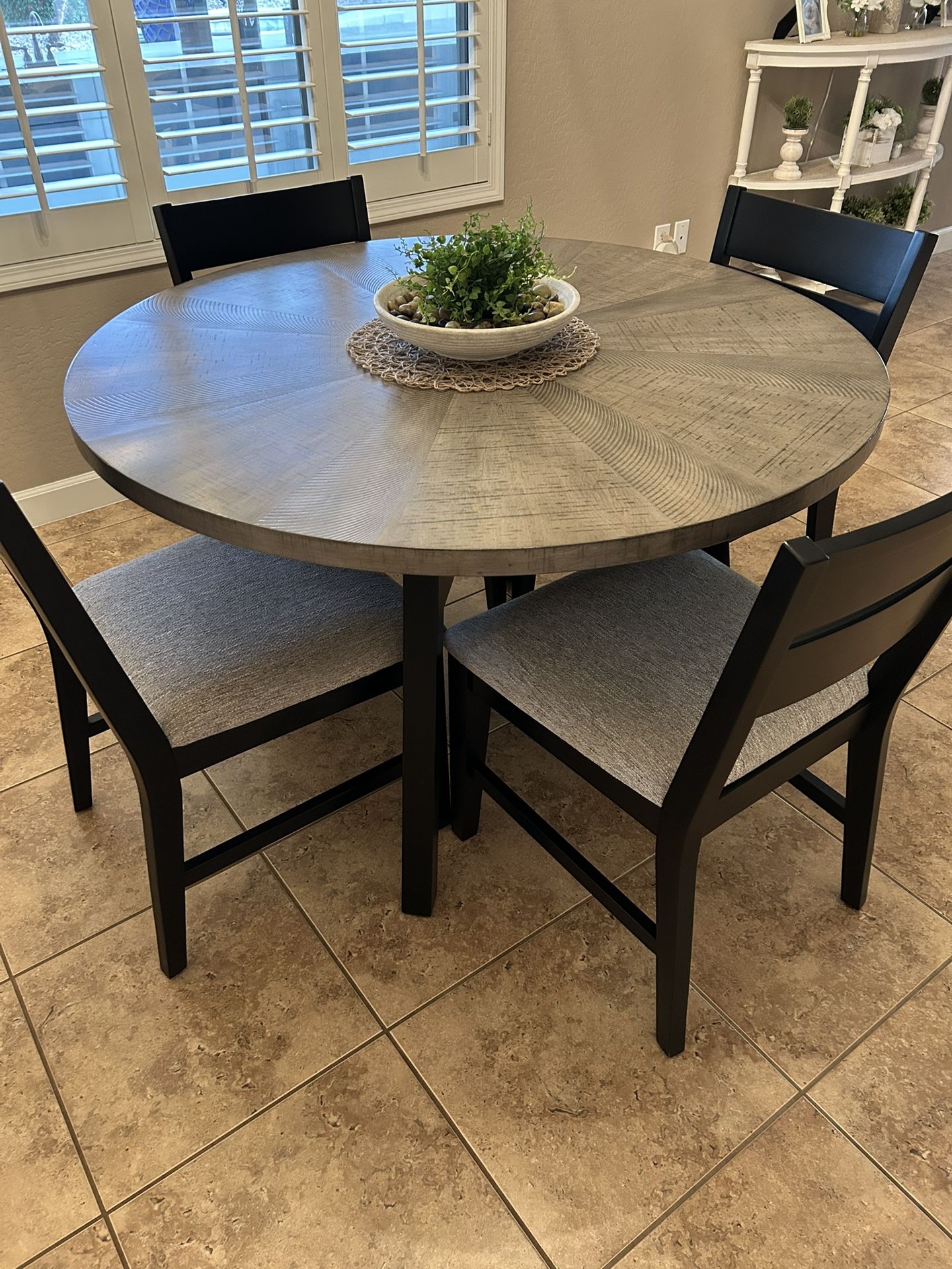 Round Dining Table Set (Surprise)