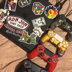 PS4 Slim / PlayStation 4 Slim (with 4 Controllers)