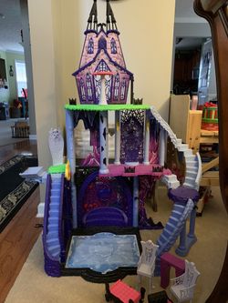 Monster High House and accessories