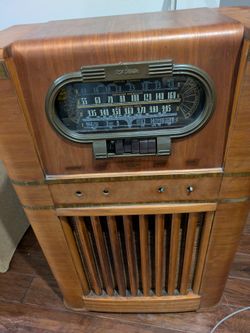 Vintage 1941 RCA model 110K2 console radio