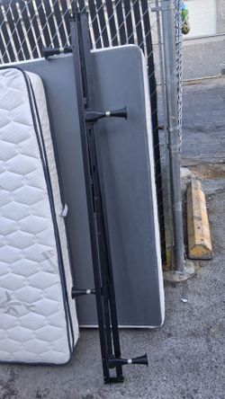 Adjustable twin and queen bedframe