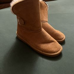 Women Uggs Size 6