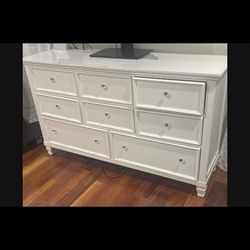 White Dresser, Excellent condition 