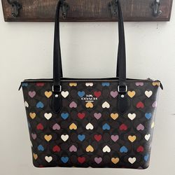Coach Gallery Tote Bag In Signature Canvas With Heart Print