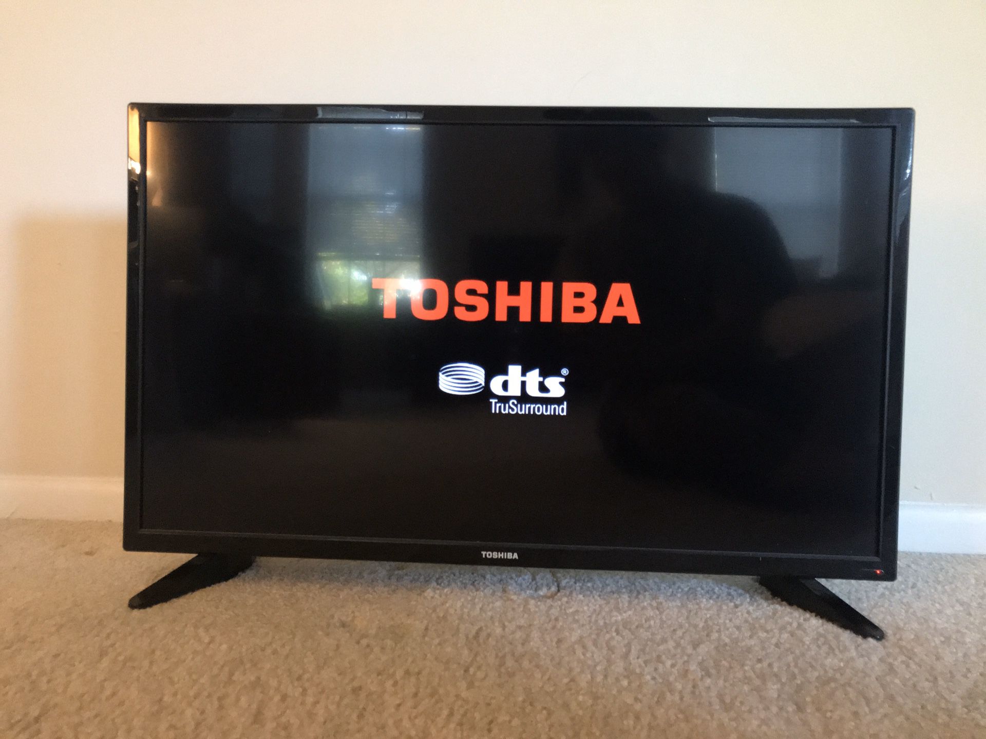 Toshiba 32" 720p HD Television w/ Power Cord and Working Remote.