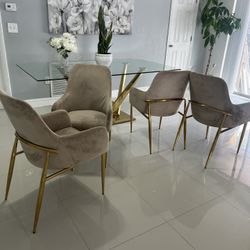 4 Sillas De Gamuza en Beige y Dorado.  Nuevas.  