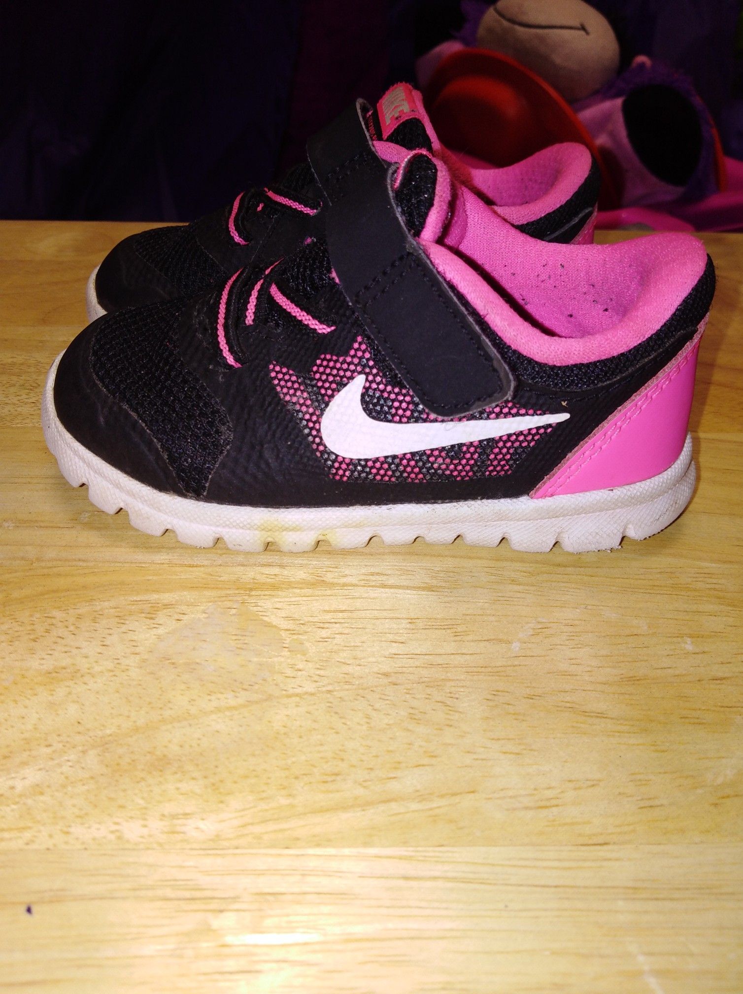 Nike toddler shoes size 6