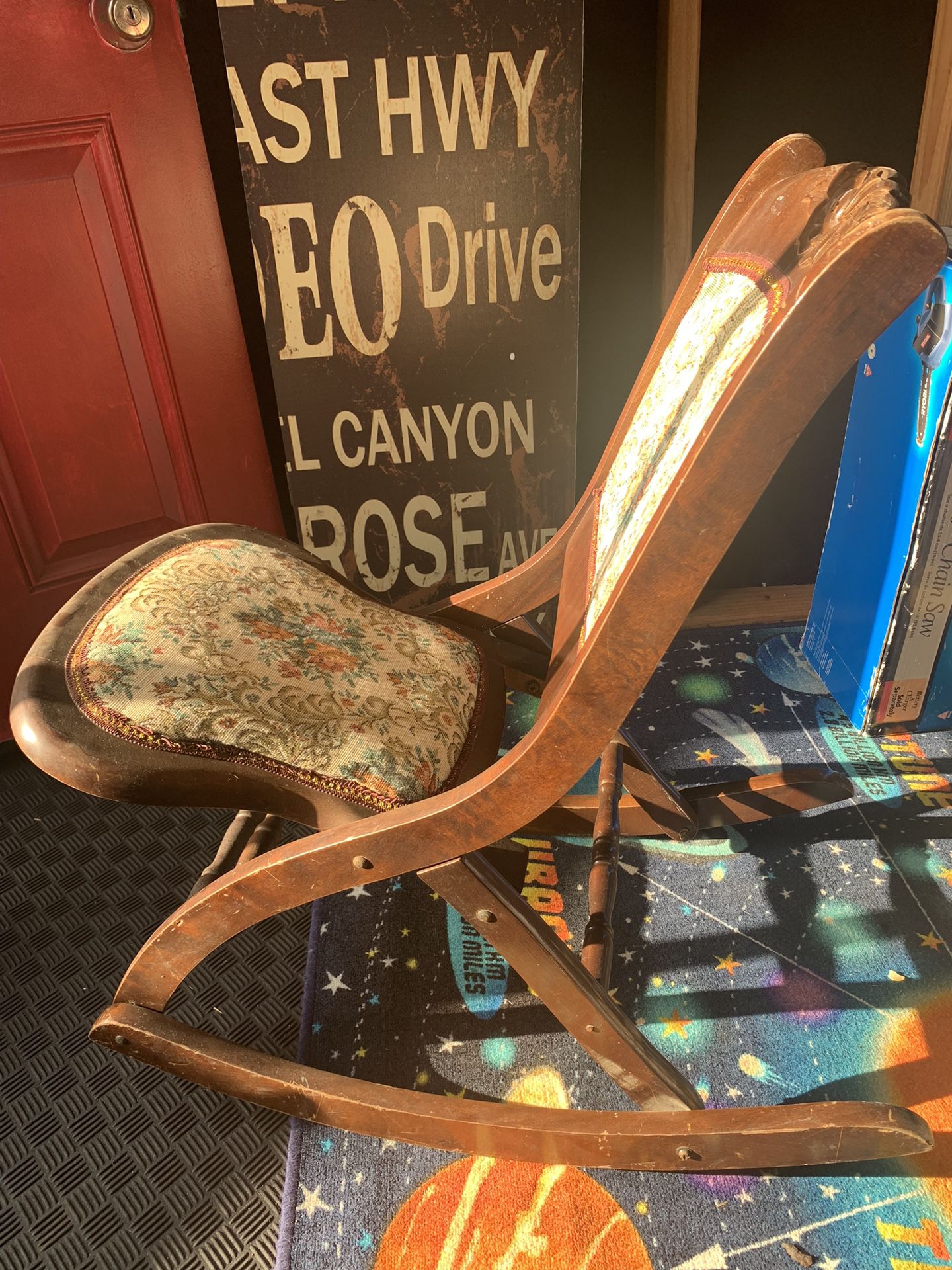 Old Fashion Rocking Chair 
