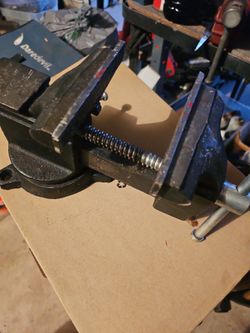 Vise 4 in jaws,swivel, anvil,  open to 11-12 in. Clean in great condition, med vise, E MESA