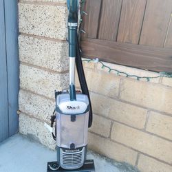 Shark Carpet And Hardwood Vacuum 