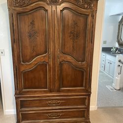 Beautiful High Quality Solid Wood Queen Bedroom Set.