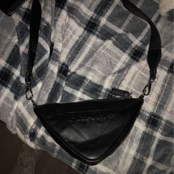prada triangle leather shoulder bag 
