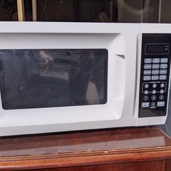 White, .7 cubic feet, 10 settings, microwave. Like-new. Barely used. Great condition! Asking $35 Crossroads are Sossaman and Guadalupe. Quick pick