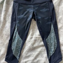 Super Cute Lululemon Capri , Size 6