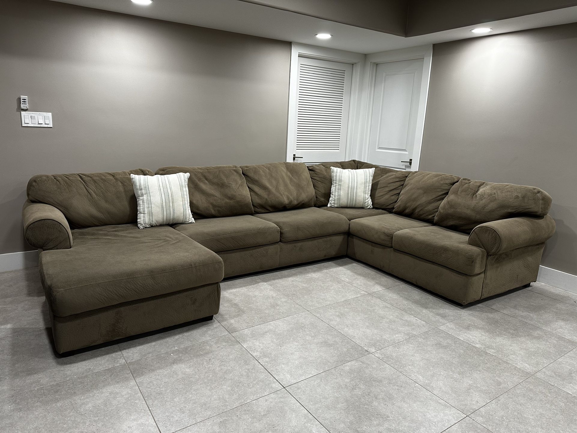 Brown Fabric Sofá Sectional Couch — FREE DELIVERY!
