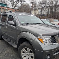 2005 Nissan Pathfinder LE Sport 