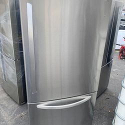 LIKE NEW !! LG 33 STAINLESS STEEL BOTTOM FREEZER REFRIGERATOR WITH ICE MAKER & METAL COOLING AROUND 