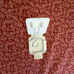 Apple Wired EarPods- Lightening Connect- New!