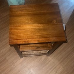 Corner shelf table