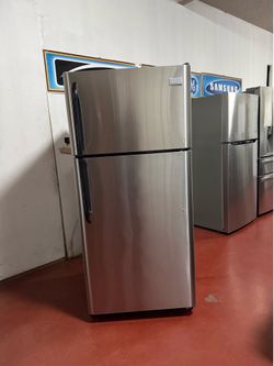 Frigidaire refrigerator in perfect working condition. We offer home delivery, installation, and a 3-month warranty.