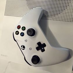 Xbox One With Console And Headphones 