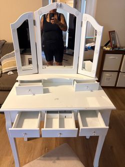Kids vanity
