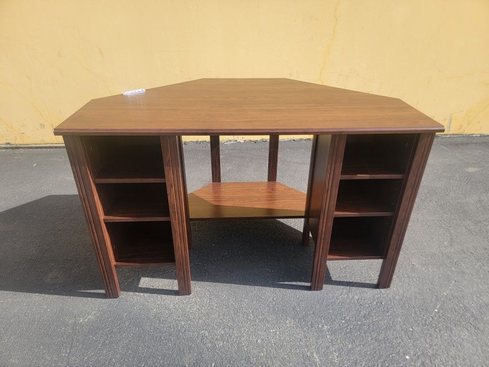 Lovely Corner Desk