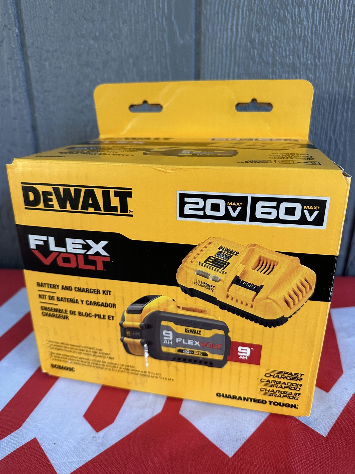 Dewalt FLEXVOLT 20V/60V MAX Lithium-Ion 9. 0 Ah Battery Pack and Charger Starter Kit