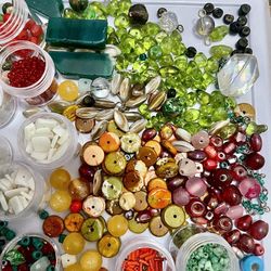 LOT OF JEWELRY MAKING SUPPLIES