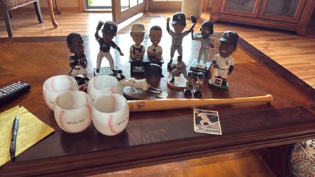6 White Sox bobble heads, 1 Bears bobble head and 4 White Sox cups
