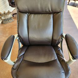 Broyhill Big and Tall Brown Executive Office Chair. Wear Spots on Arms and Corners.