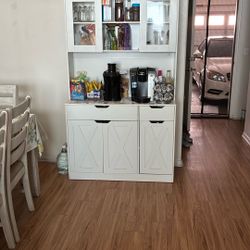 Alacena De Madera Y Una Repisa Para Licor 