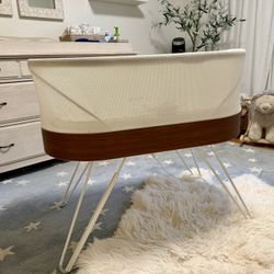 SNOO Smart Sleeper Bassinet – Excellent Condition (2022)