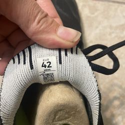 Men’s Size 9 Athletic Shoes. Vivobarefoot Motus Strength 