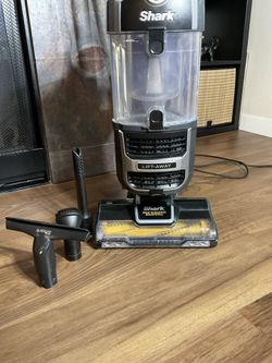 SHARK VACUUM LIFT AWAY 