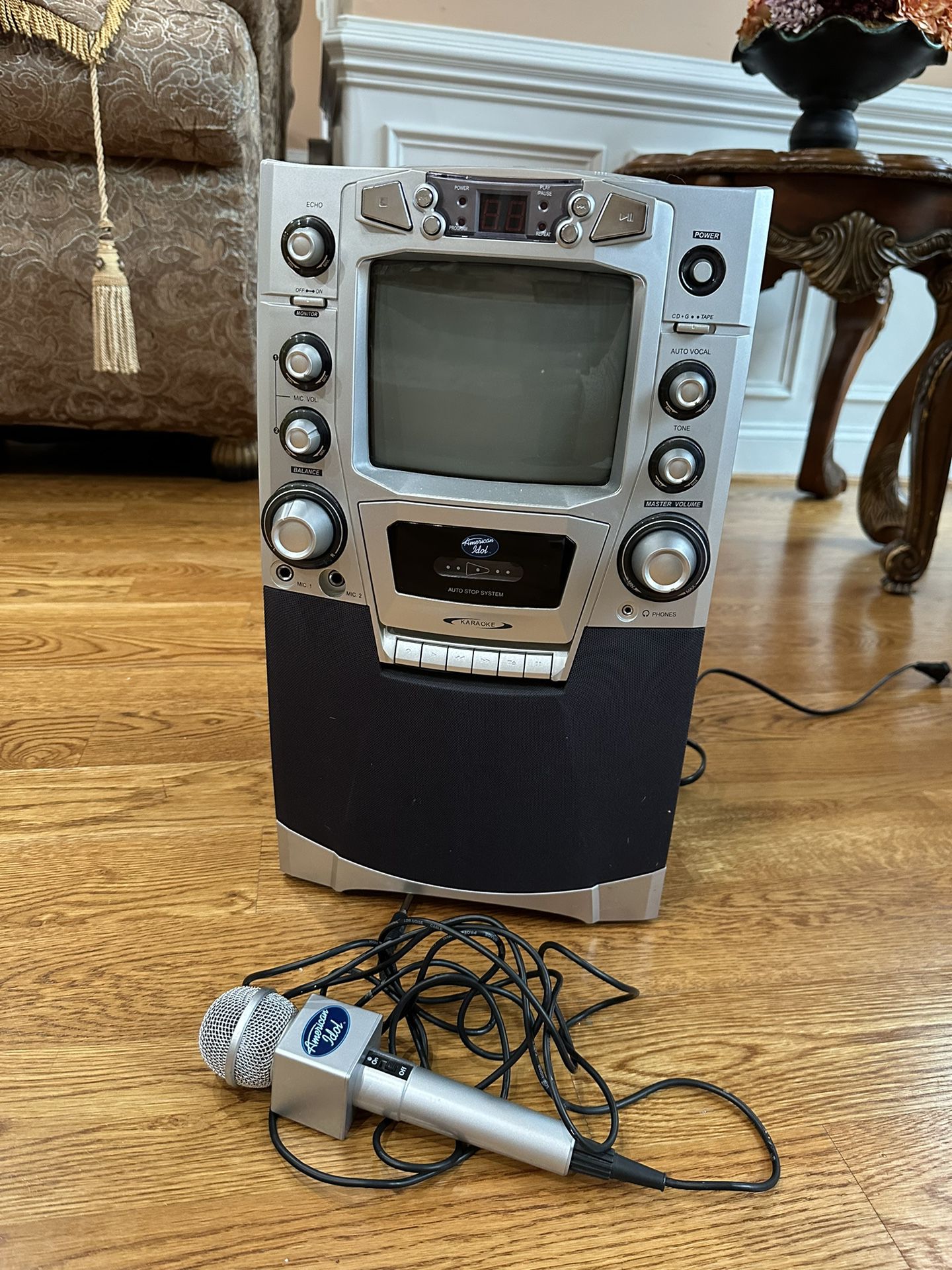 American Idol Portable Karaoke CD/Speaker Amplifier System WithMicrophone