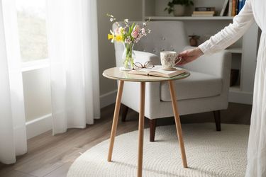 Vintage tripod table 3-legged accent table round peg-leg table