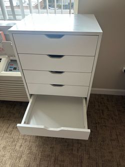 White 5-Drawer Dresser / Storage Cabinet