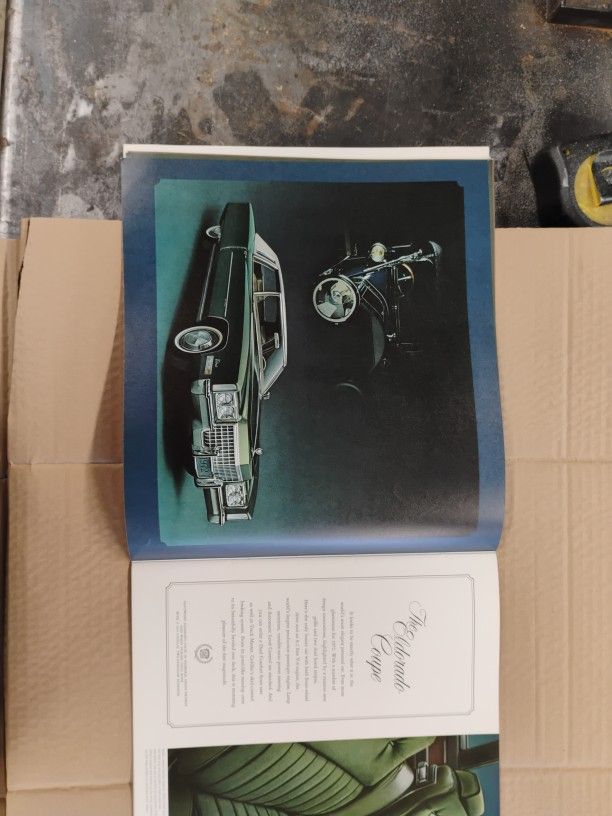 Original Sales brochure 1972 Cadillac