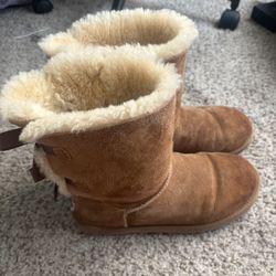 Bailey Bow Uggs Women’s 8