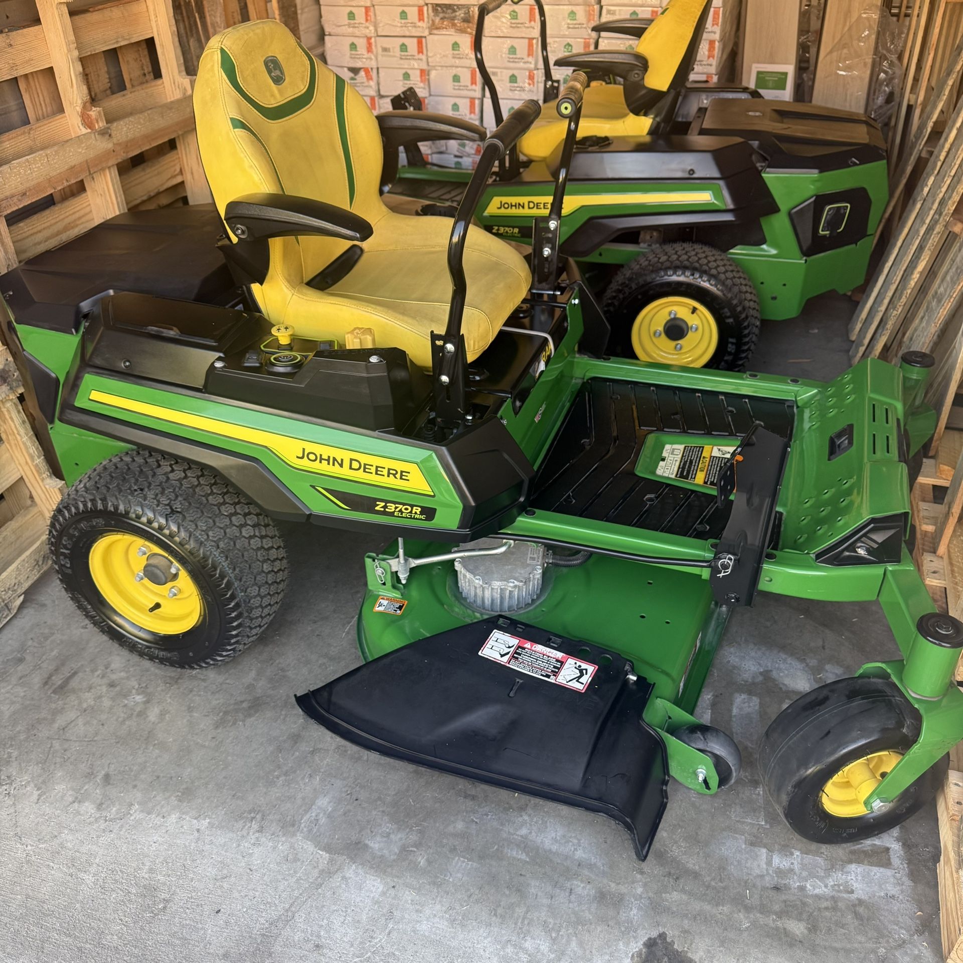 John Deere Electric Zero Turn Riding Lawnmower – Brand New