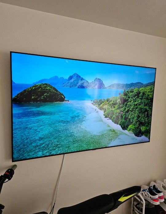 Samsung 70' Smart TV with Wall Mount