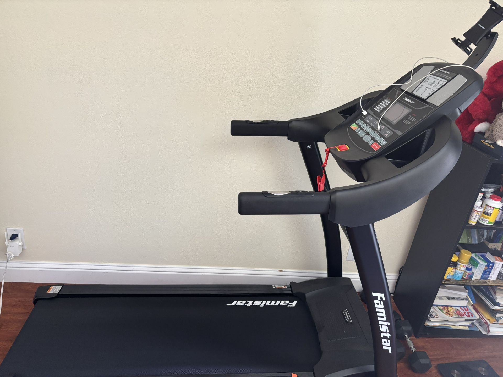 Treadmill 5.1 HP Folding Treadmill Steady ( Almost New)