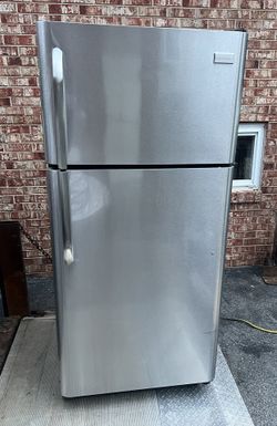 Frigidaire 30 Inch Wide Top Freezer Refrigerator 18 cubic ft (3 MONTHS WARRANTY)