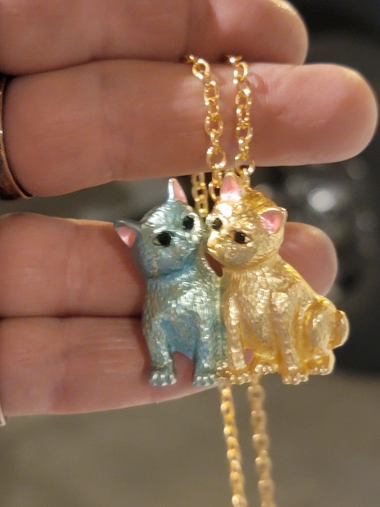 Really Cute Betsey Johnson 2 Cute Cats Sweater Necklace Or Brooch. Gold Tone.