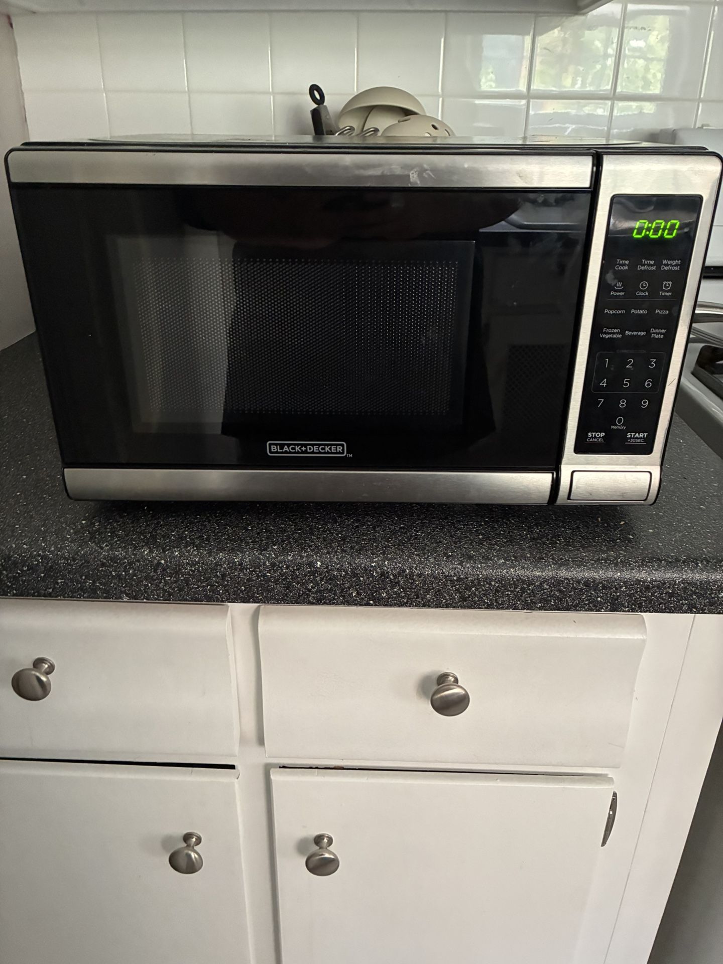 Black + Decker Countertop Microwave 
