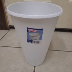 Sterilite 2.5 Gallon Waste Basket