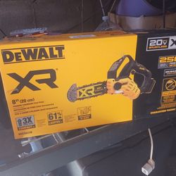 DeWalt Xr8-in Pruning Chainsaw