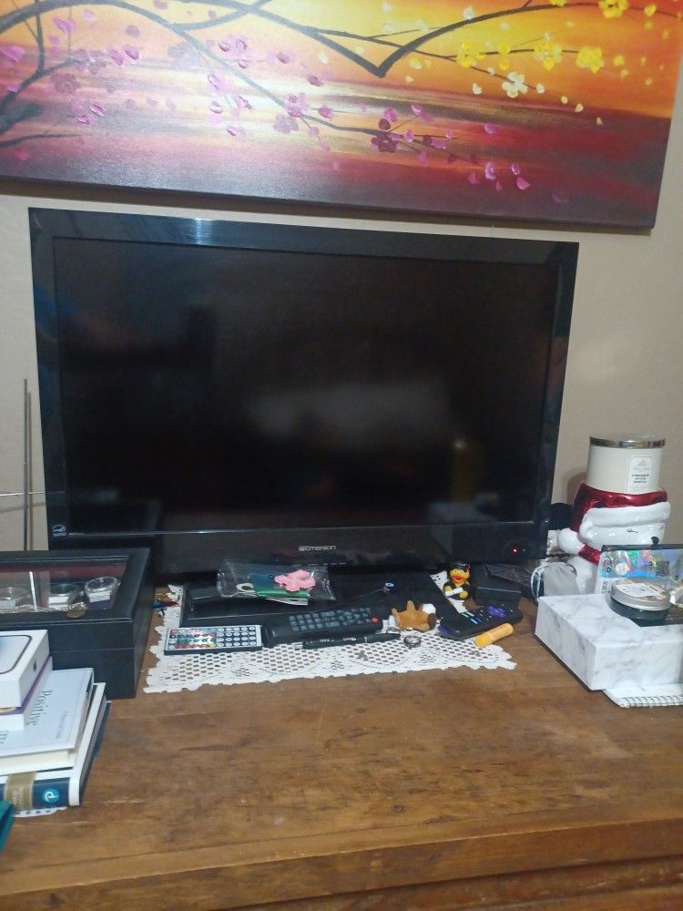 32" Emerson TV